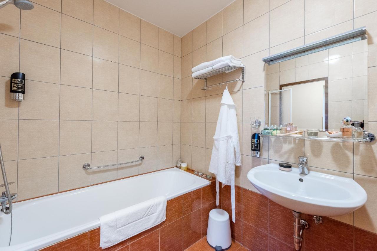 Deluxe Double Room with Extra Bed,1131136608:JPEG